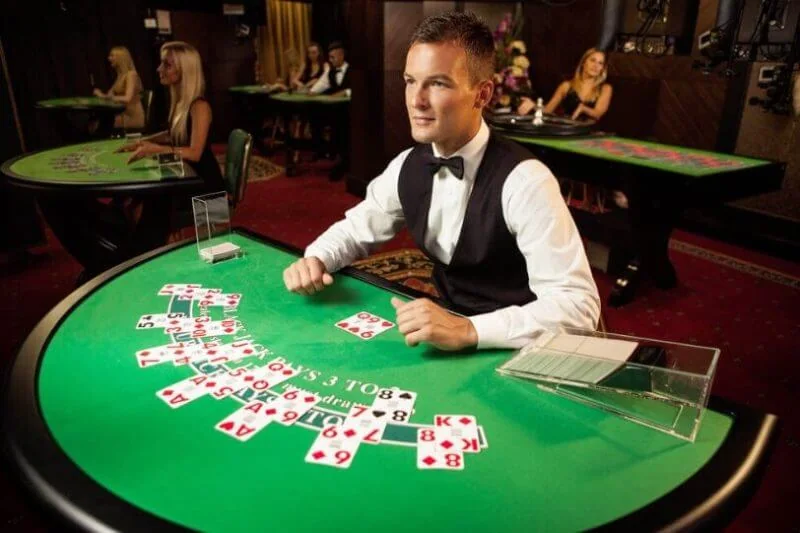 Dealer memandu permainan di ruang kasino live
